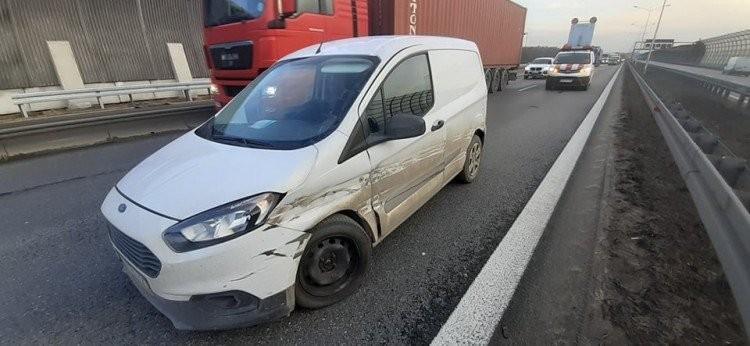 Wypadek na AOW. Auto uderzyło w bariery