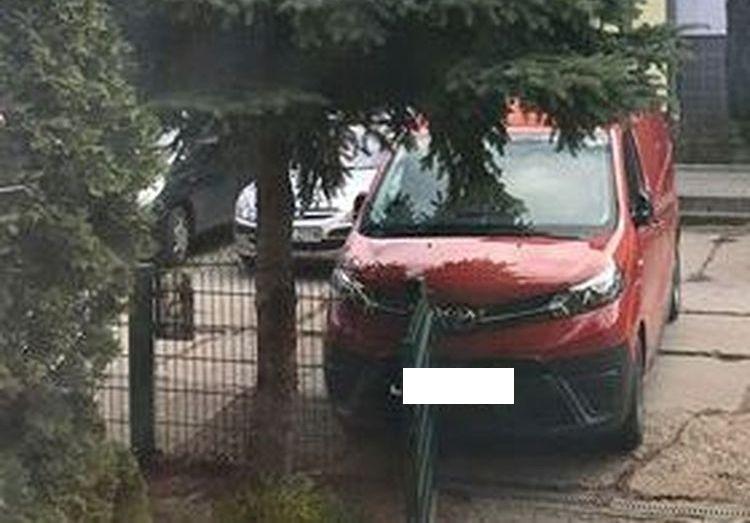 Na Gaju samochód stoczył się z parkingu. Blokuje ulicę [ZDJĘCIA]