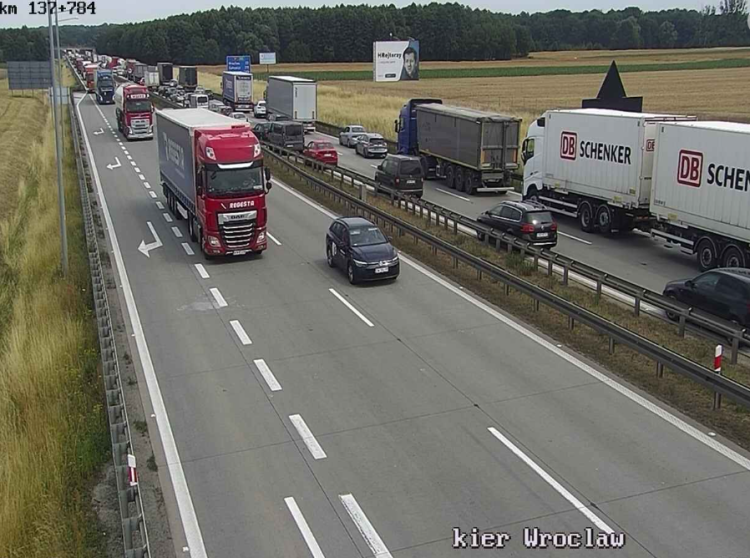 Utrudnienia na A4 pod Wrocławiem. Osobówka w rowie