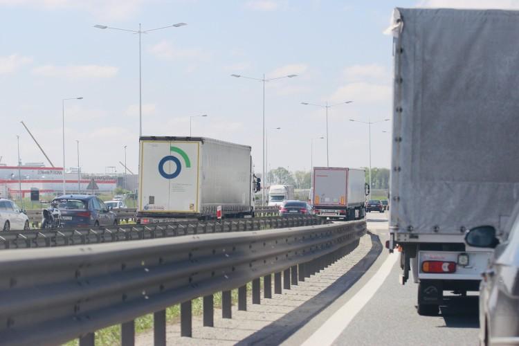 Auto uderzyło w bariery i wjechało do rowu na A4