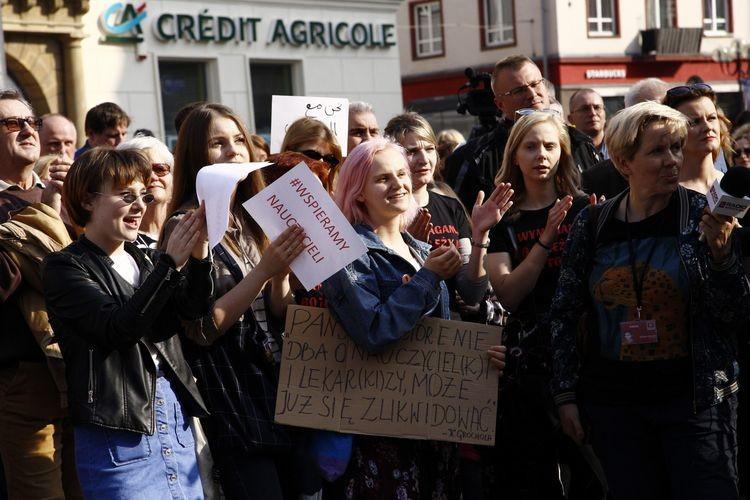 ”Rząd nas nie szanuje”. Demonstracja przed strajkiem nauczycieli [ZDJĘCIA]