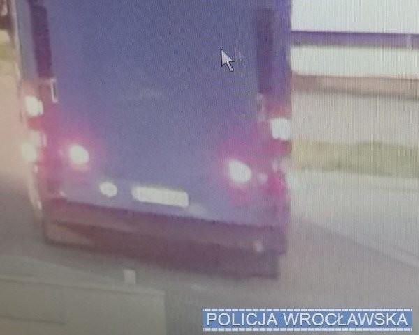 Nietypowa sytuacja przy S8 pod Wrocławiem.  Autobus odjechał, a na stacji paliw został płaczący 11-latek