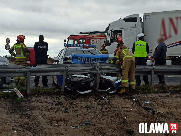Poważny wypadek na wjeździe na A4. Policyjny radiowóz wbił się w barierki