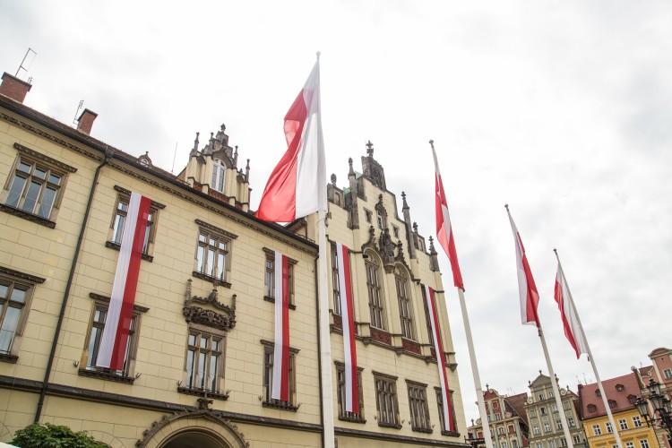Biało-czerwona zawisła na Rynku. Obchody Dnia Flagi we Wrocławiu [ZDJĘCIA]
