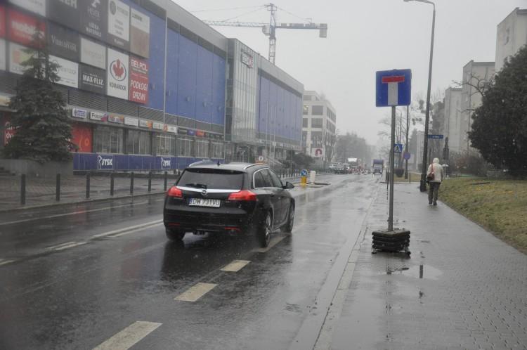 Braniborska zamknięta w obu kierunkach. Objazdy i korki [ZDJĘCIA]
