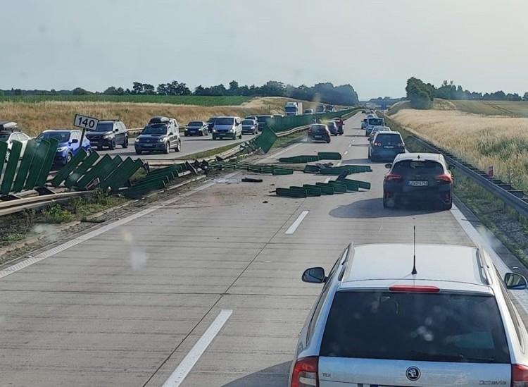 Wrocław: Autostrada A4 znów zablokowana. Tir uderzył bariery, wielka plama oleju [ZDJĘCIA]