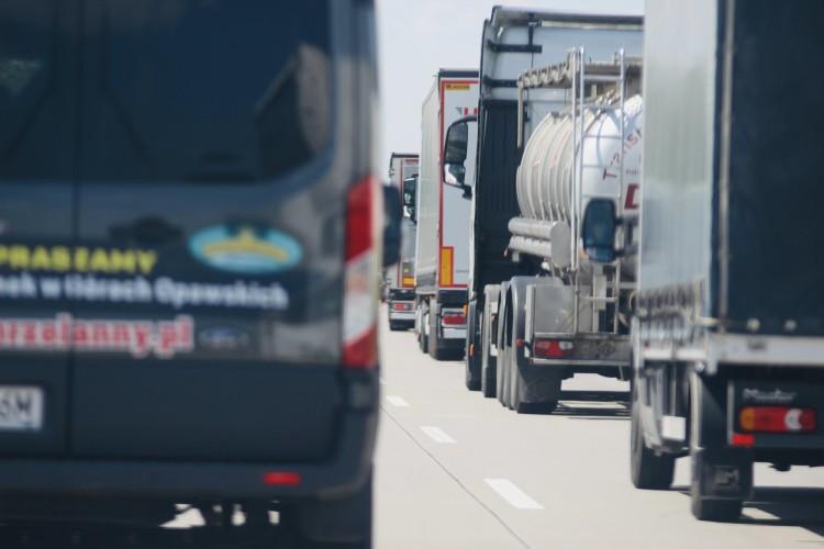 Wypadek busa i osobówki na A4. Korek ma już 15 kilometrów długości