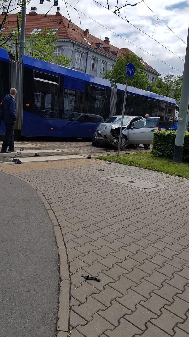 Kolizja samochodu z tramwajem. Były objazdy [ZDJĘCIA]