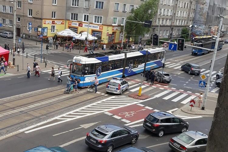 Kolizja tramwaju z samochodem w centrum. Utrudnienia dla pasażerów MPK