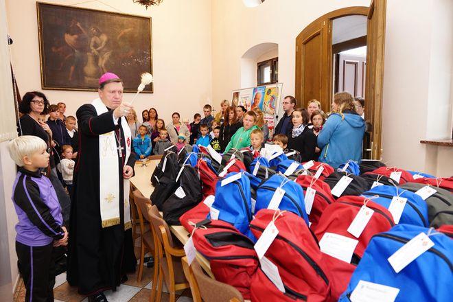 Caritas Archidiecezji Wrocławskiej rozdał tysiąc tornistrów wypełnionych szkolnymi wyprawkami
