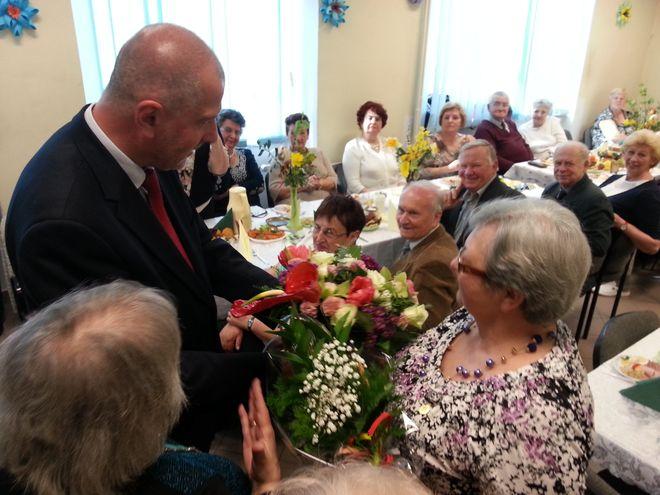 Prezydent Rafał Dutkiewicz złożył wyjątkowej wrocławiance gratulacje i wręczył kwiaty
