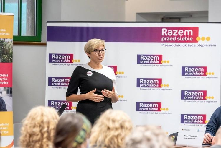 „Razem przed siebie”. Rusza kampania przeciw stygmatyzacji osób z otępieniem