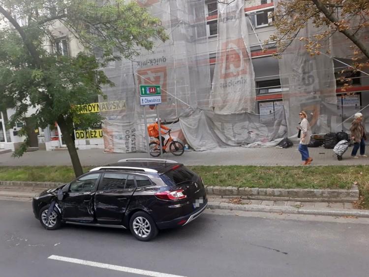 Zderzenie tramwaju z samochodem na Sądowej [ZDJĘCIA]