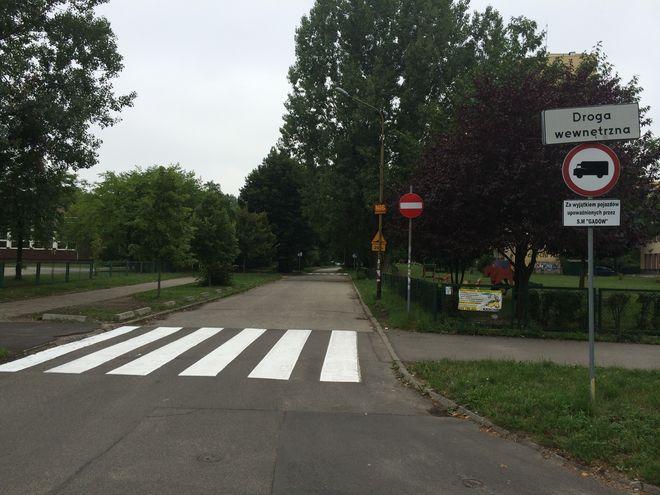 Spółdzielnia zakazała wjazdu na ulicę, którą mieszkańcy dowozili dzieci do szkoły. „To dla bezpieczeństwa”