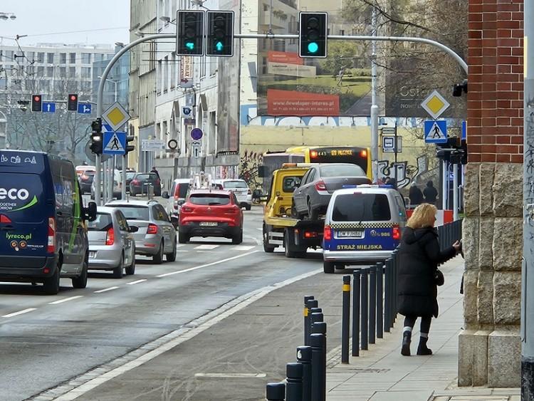 Auto stało na zakazie półtora miesiąca. Służby zmylił trójkąt ostrzegawczy