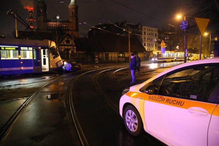 Wypadek w centrum. Tramwaj zderzył się z samochodem, ranny kierowca [ZDJĘCIA]