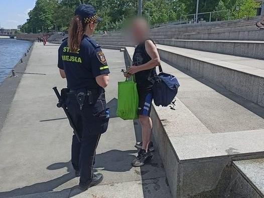 Wrocław: Mężczyzna pływał sobie w Odrze przy bulwarach. Relaks przerwała mu straż miejska