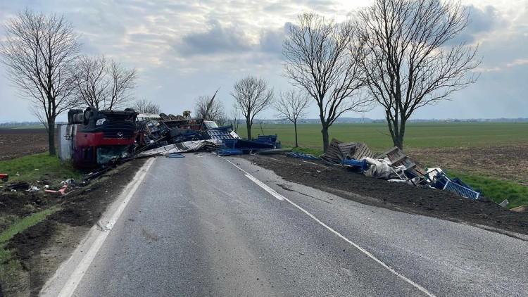 Tir przewrócił się na dach pod Wrocławiem. Droga jest całkowicie zablokowana