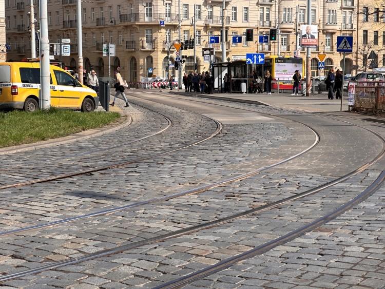 Torowisko przy Dworcu Głównym w rozsypce. 