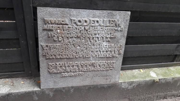 Historyczna tablica Teatru Kalambur prawie wylądowała w skupie złomu