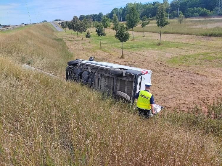Wrocław: Bus wypadł z drogi, kierowca w szpitalu [ZDJĘCIA]