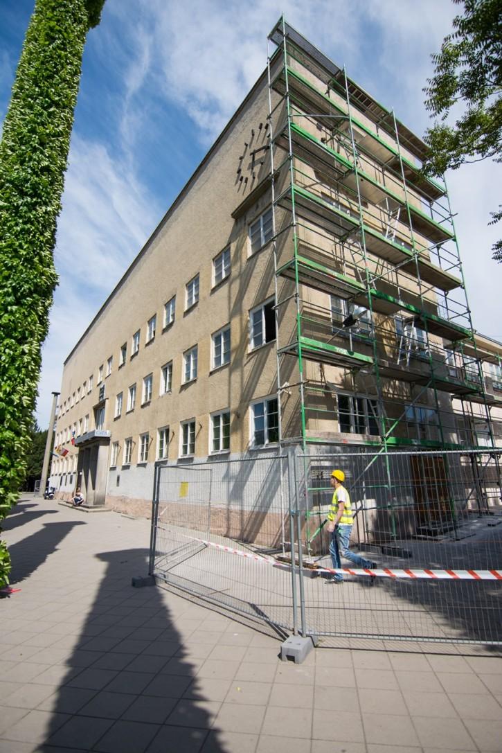 Remont budynku przy Hali Stulecia. Zyska nową elewację i działający zegar [ZDJĘCIA]