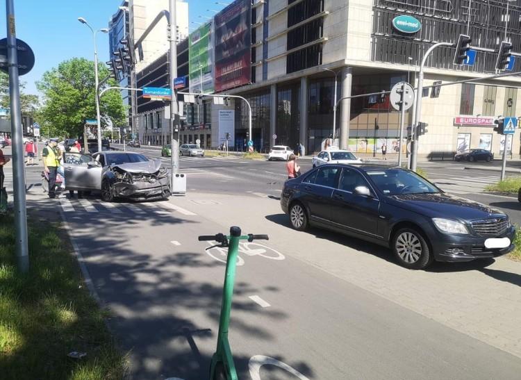 Groźny wypadek dwóch osobówek w centrum Wrocławia