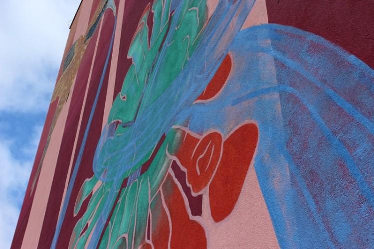 Nowy mural we Wrocławiu. Oto „Kolibry wiążące wirusa” [ZDJĘCIA]