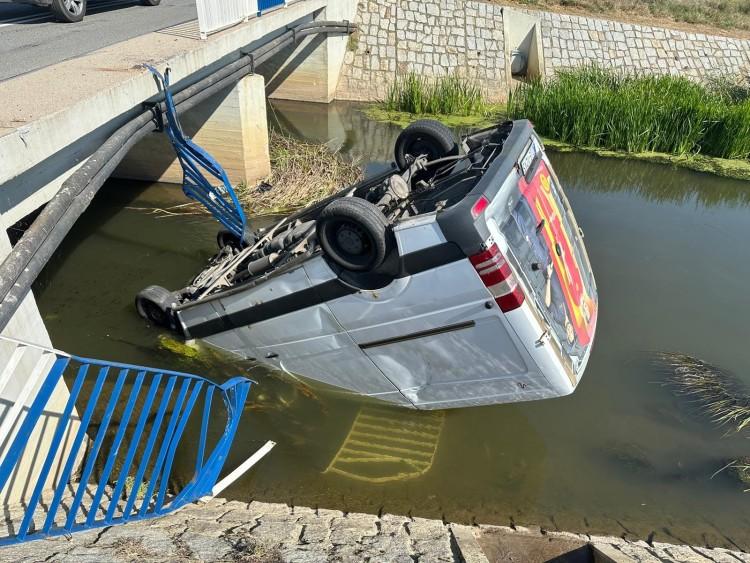 Wypadek pod Wrocławiem. Bus spadł z mostu do rzeki