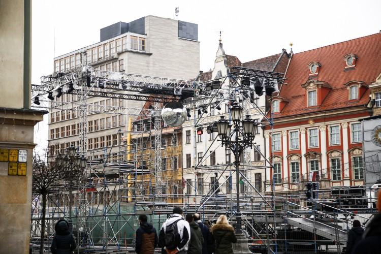 Scena sylwestrowa prawie gotowa. Objęła konstrukcją fontannę [ZDJĘCIA]