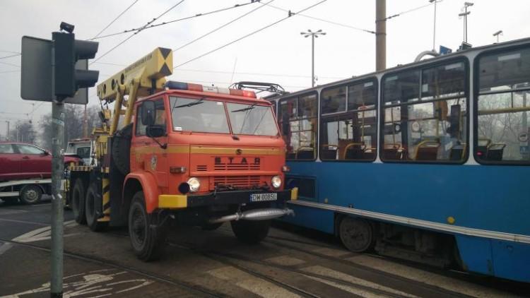 Trudne popołudnie z MPK. Wykolejenie i kolizja na torowisku