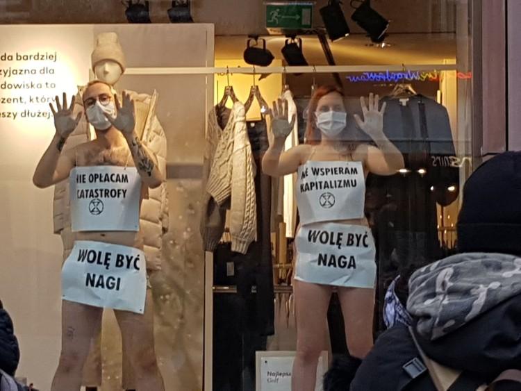Black Friday. Protest bez ubrań przeciwko kapitalizmowi [ZDJĘCIA, WIDEO]