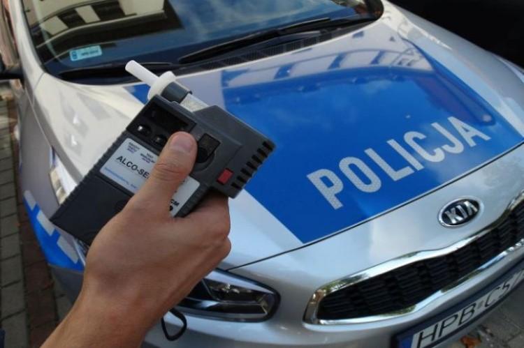 Pijany kierowca uszkodził trzy zaparkowane samochody. Straty oszacowano na kilka tysięcy złotych