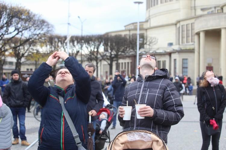Biało-czerwona powiewa nad Wrocławiem. Alpiniści zawiesili flagę na Iglicy [ZDJĘCIA]