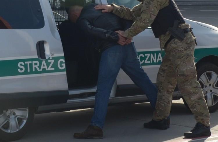 Wrocław: Nerwowy pasażer palił papierosa w samolocie. Wyprowadzano go w kajdankach