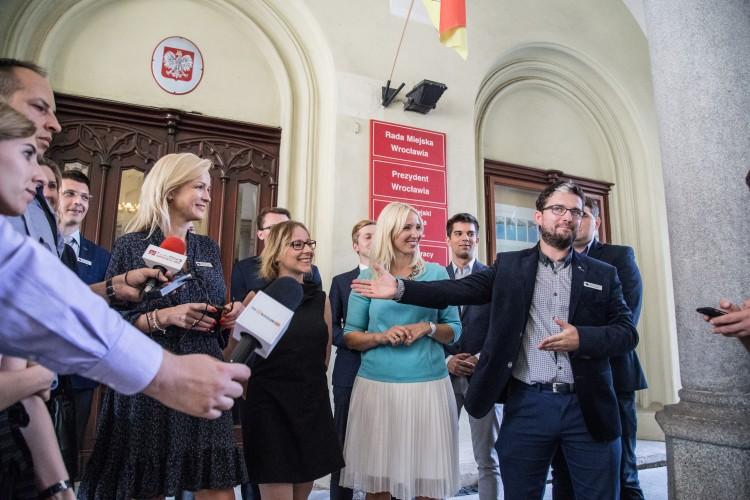 Znamy „jedynki” Bezpartyjnego Wrocławia do rady miejskiej. „Młoda ekipa zapewniająca powiew świeżości”