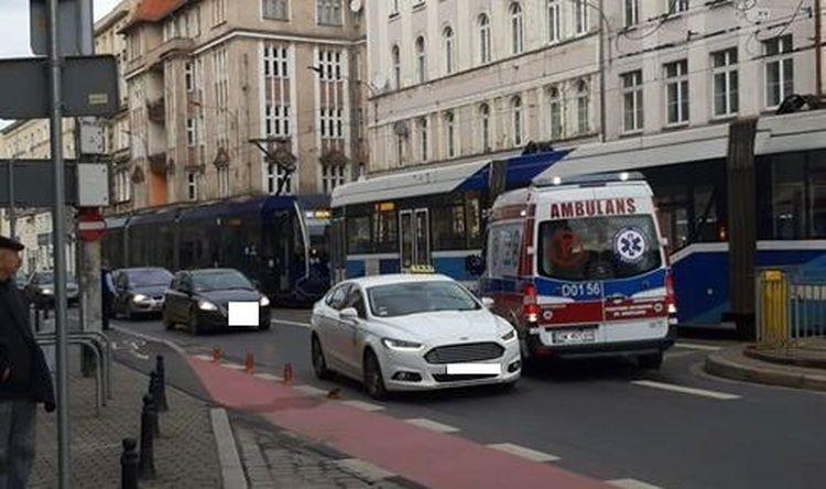Piesza wpadła pod tramwaj na Piłsudskiego. Tramwaje kursowały objazdem
