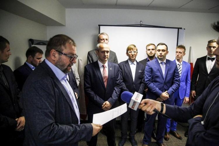 Wolność uważa, że nie każdego stać na ogrzewanie prądem lub gazem. Mają inny sposób na „kopciuchy”