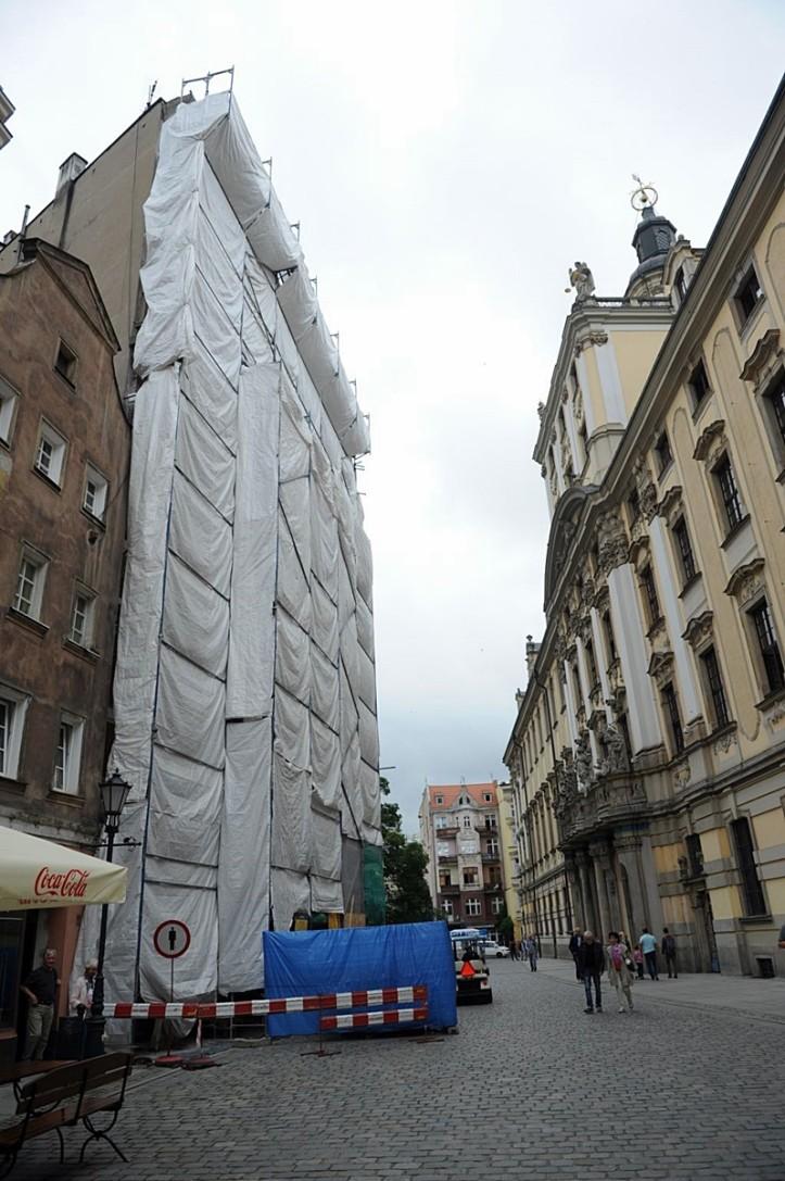 Miasto próbuje się pozbyć lokatorów z kamienicy w centrum. „Jeden z nich w ogóle tam nie mieszkał” [ZDJĘCIA]