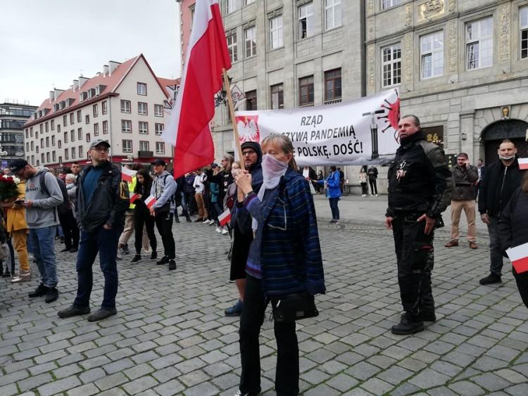 Antypandemiści wyszli na ulice. Demonstracja we Wrocławiu rozwiązana przez miasto [ZDJĘCIA, WIDEO]