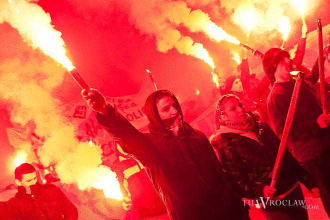 10 tysięcy ludzi przeszło w Marszu Patriotów przez centrum Wrocławia. Były flagi, hasła, race i petardy