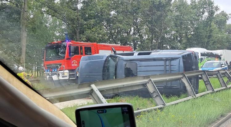 Wypadek na A4. Suv z przyczepką uderzył w bariery energochłonne
