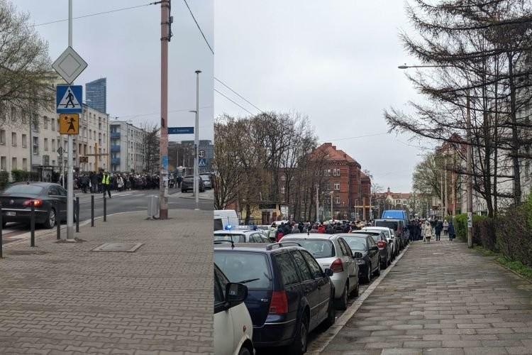 Wrocław: Utrudnienia w ruchu koło dworców PKP i PKS. Szła procesja