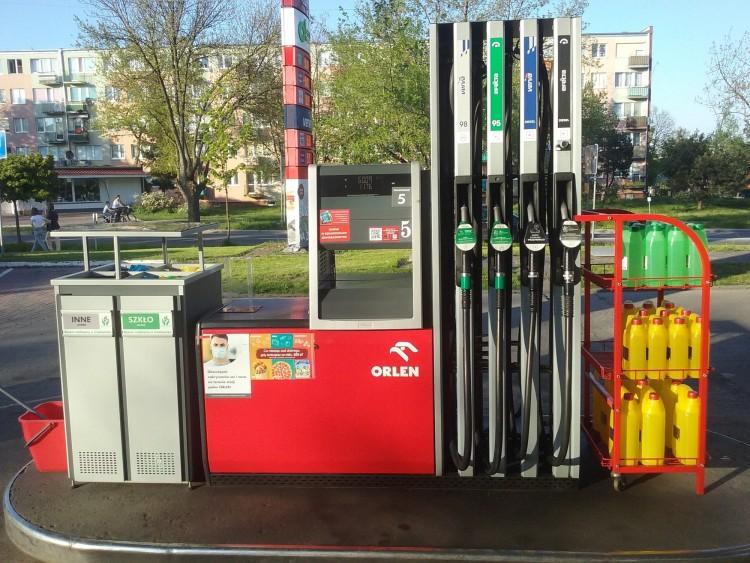 Paliwo tańsze o 30 groszy. Jak skorzystać? To nie takie proste. Orlen wprowadza haczyki