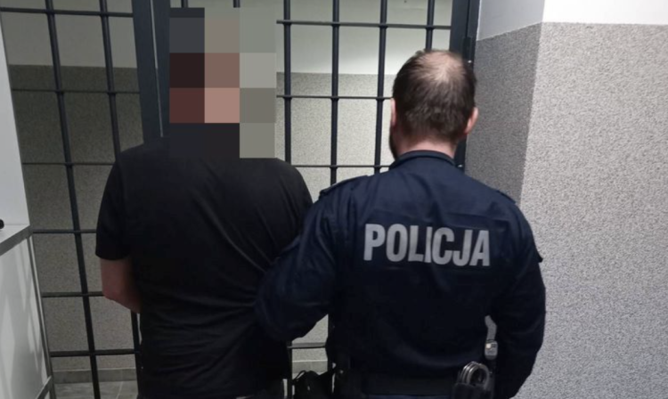 Mężczyzna wyważył drzwi, zastraszał obcą kobietę i wyciągnął od niej pieniądze