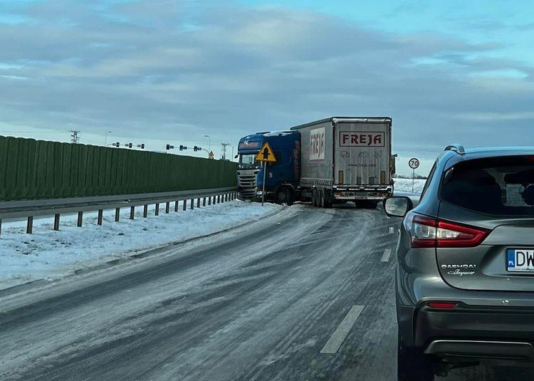 Trudne warunki i „lodowisko” na drogach. Policja apeluje o ostrożność