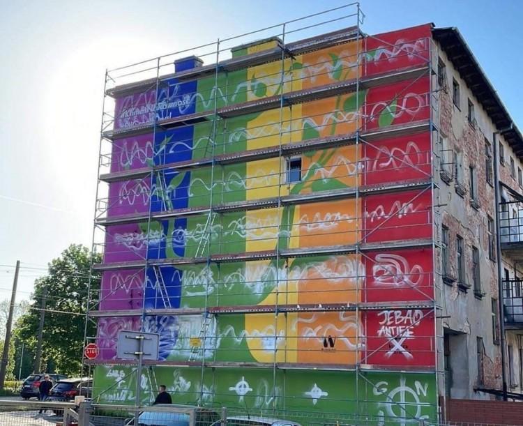 Wrocław: Nowy tęczowy mural LGBT przy Opolskiej zdewastowany [ZDJĘCIA]