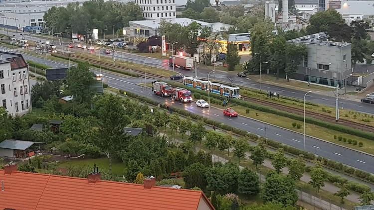 Wypadek na Żmigrodzkiej. Samochód zderzył się z tramwajem [ZDJĘCIE, WIDEO]