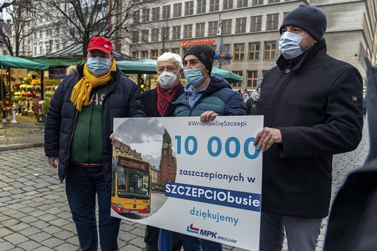 Na Rynku świętowali sukces Szczepciobusa. Już ponad 10 tys. zaszczepionych w autobusie!