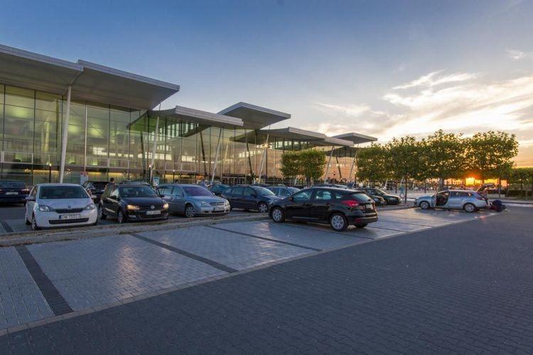 Zmiany w parkowaniu przy wrocławskim lotnisku. Nowy parking już działa [CENY, MAPA]